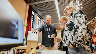 Thorsten Kluß von der KI-Ideenwerkstatt erklärt die KI-gestützte Vogel-Fütterungsstation