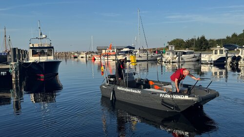 Eine Person in einem Forschungsboot